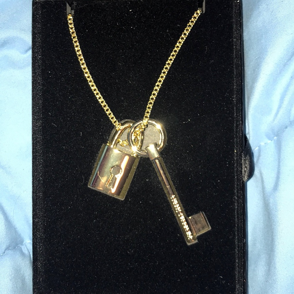 NWT VS Scandalous Lock & Key Gold Necklace